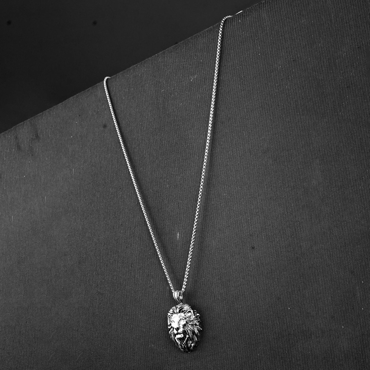 Lion pendant with silver Roundcut chain -316L