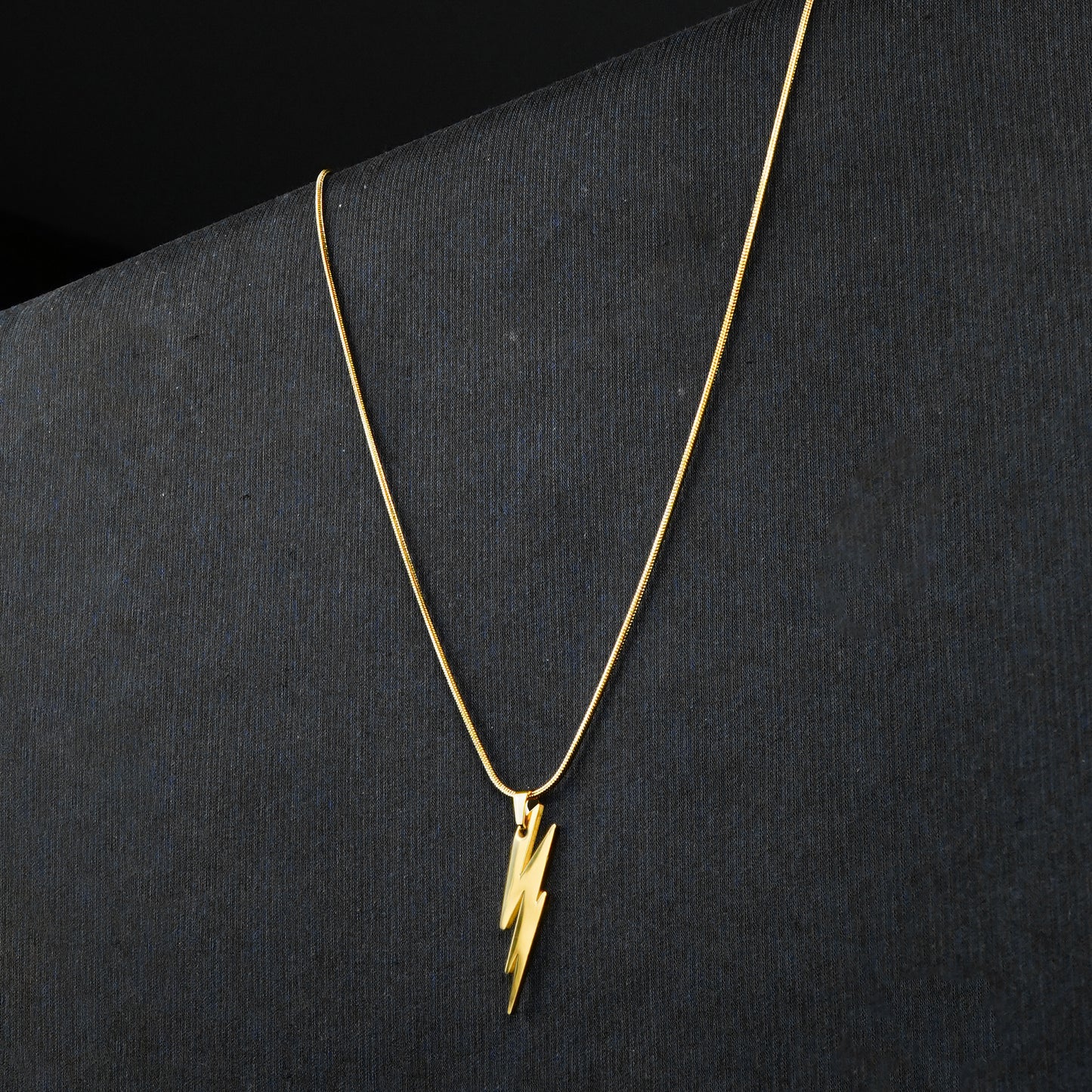 Lightning pendant with golden Roundcut chain