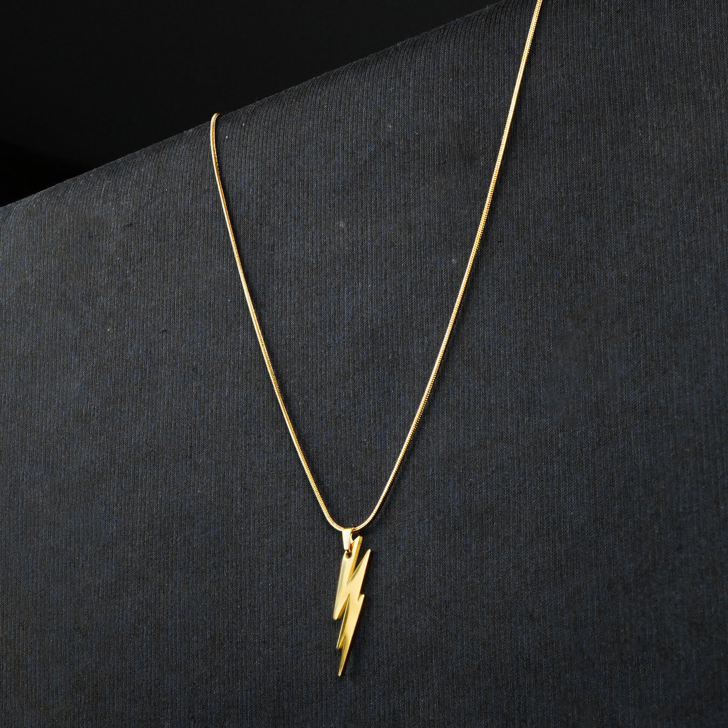 Lightning pendant with golden Roundcut chain -317L