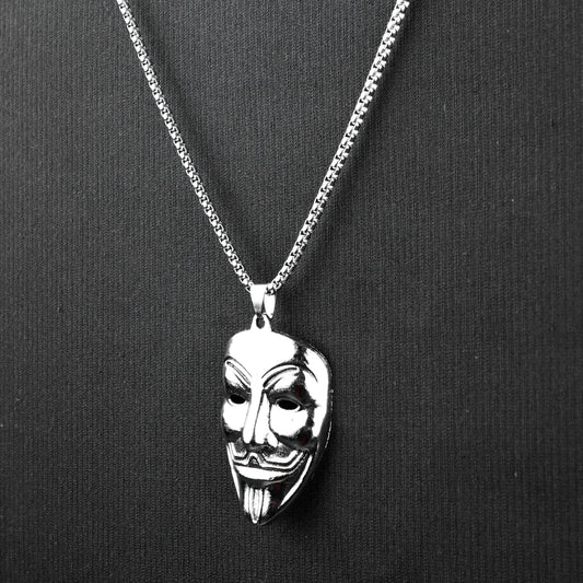 Silver vendetta pendant with silver roundcut chain